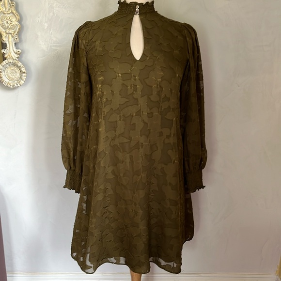 Tommy Hilfiger Dresses & Skirts - Tommy Hilfiger Army green pullover floral chiffon dress w/long sleeves Size 2